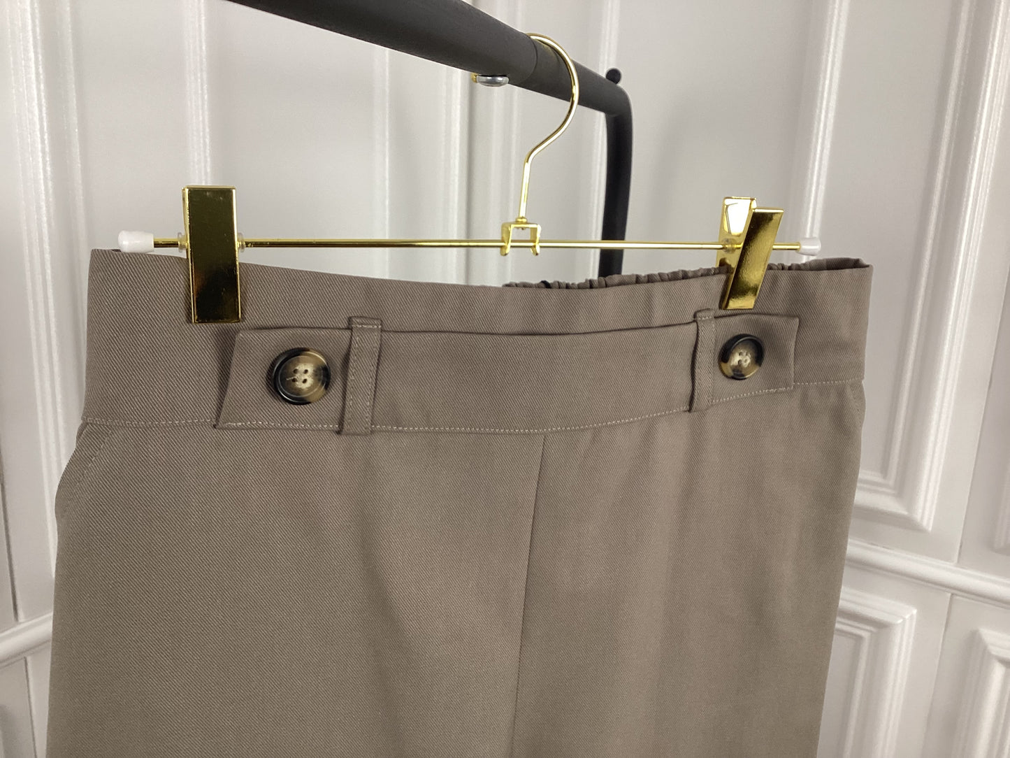 Wunderschöne Hose in Khaki normale Passform Knöpfe