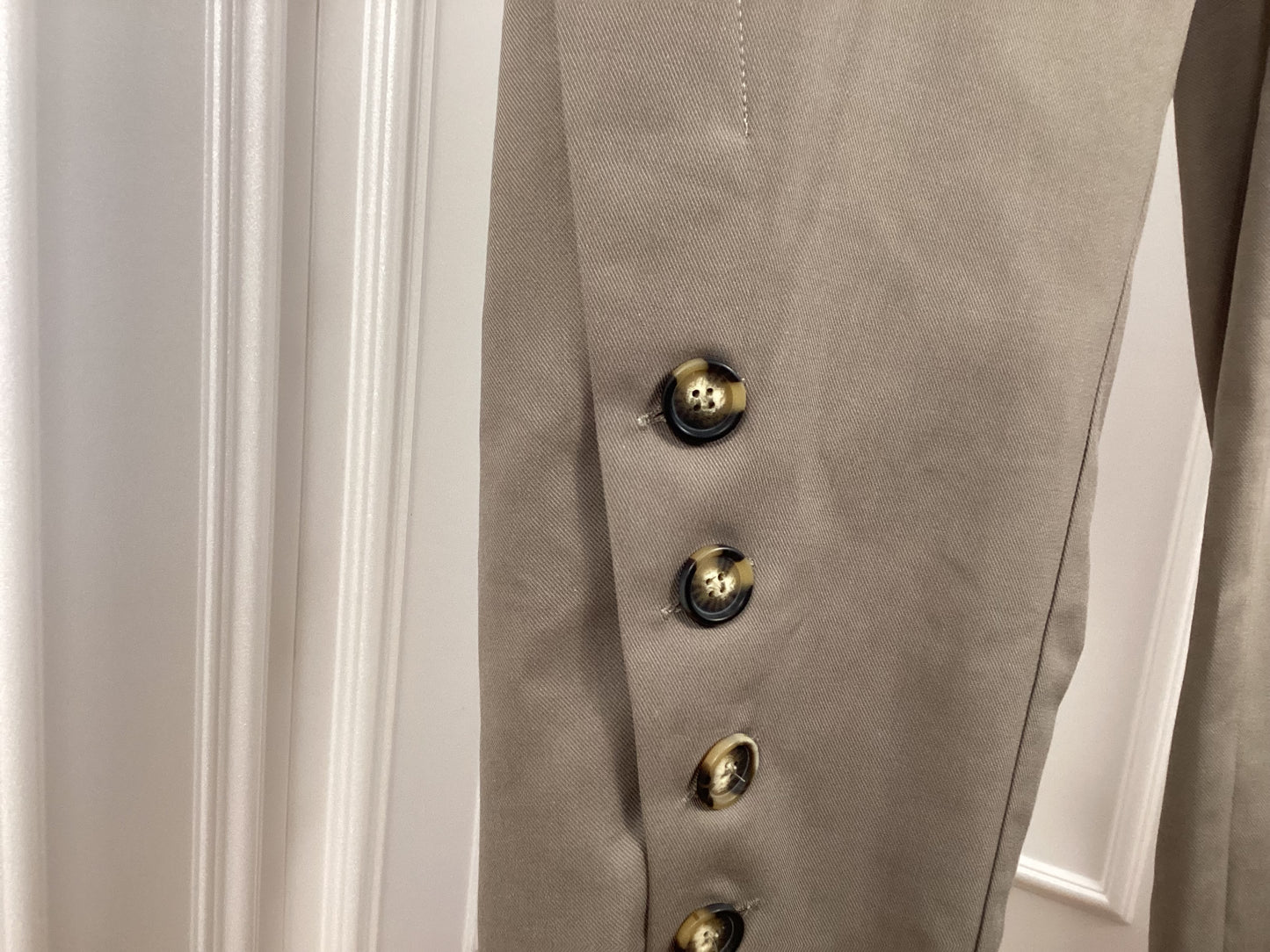 Wunderschöne Hose in Khaki normale Passform Knöpfe