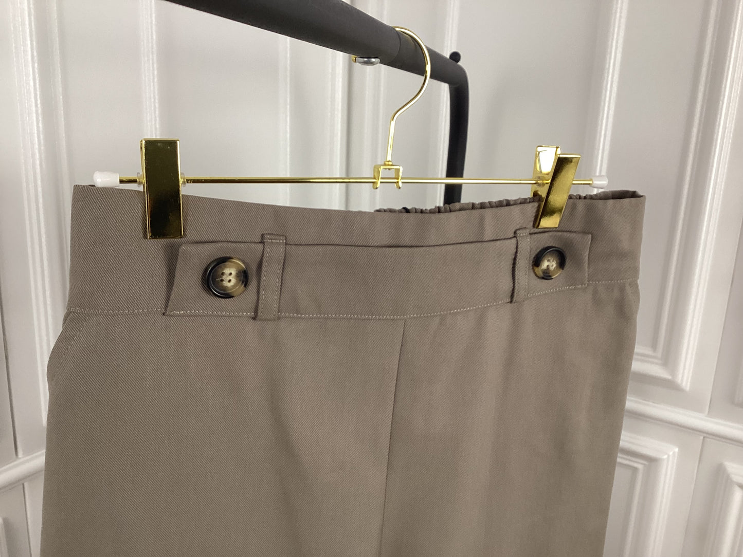 Wunderschöne Hose in Khaki normale Passform Knöpfe