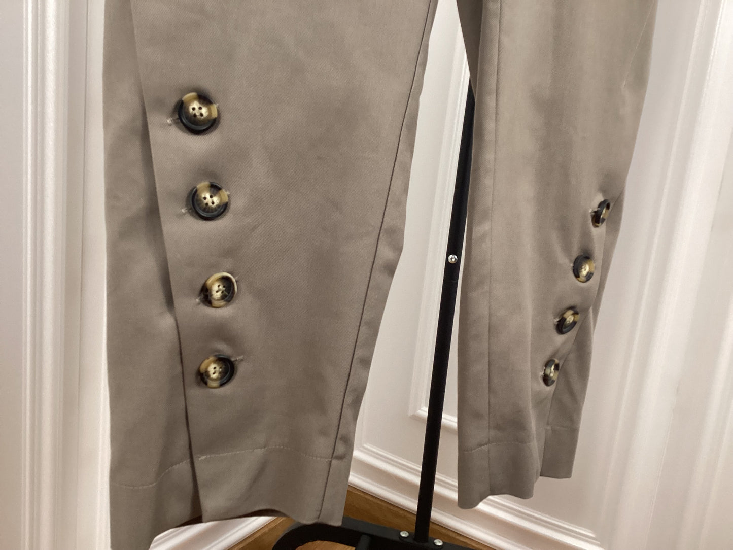 Wunderschöne Hose in Khaki normale Passform Knöpfe