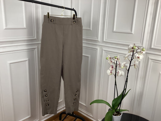 Wunderschöne Hose in Khaki  normale Passform Knöpfe
