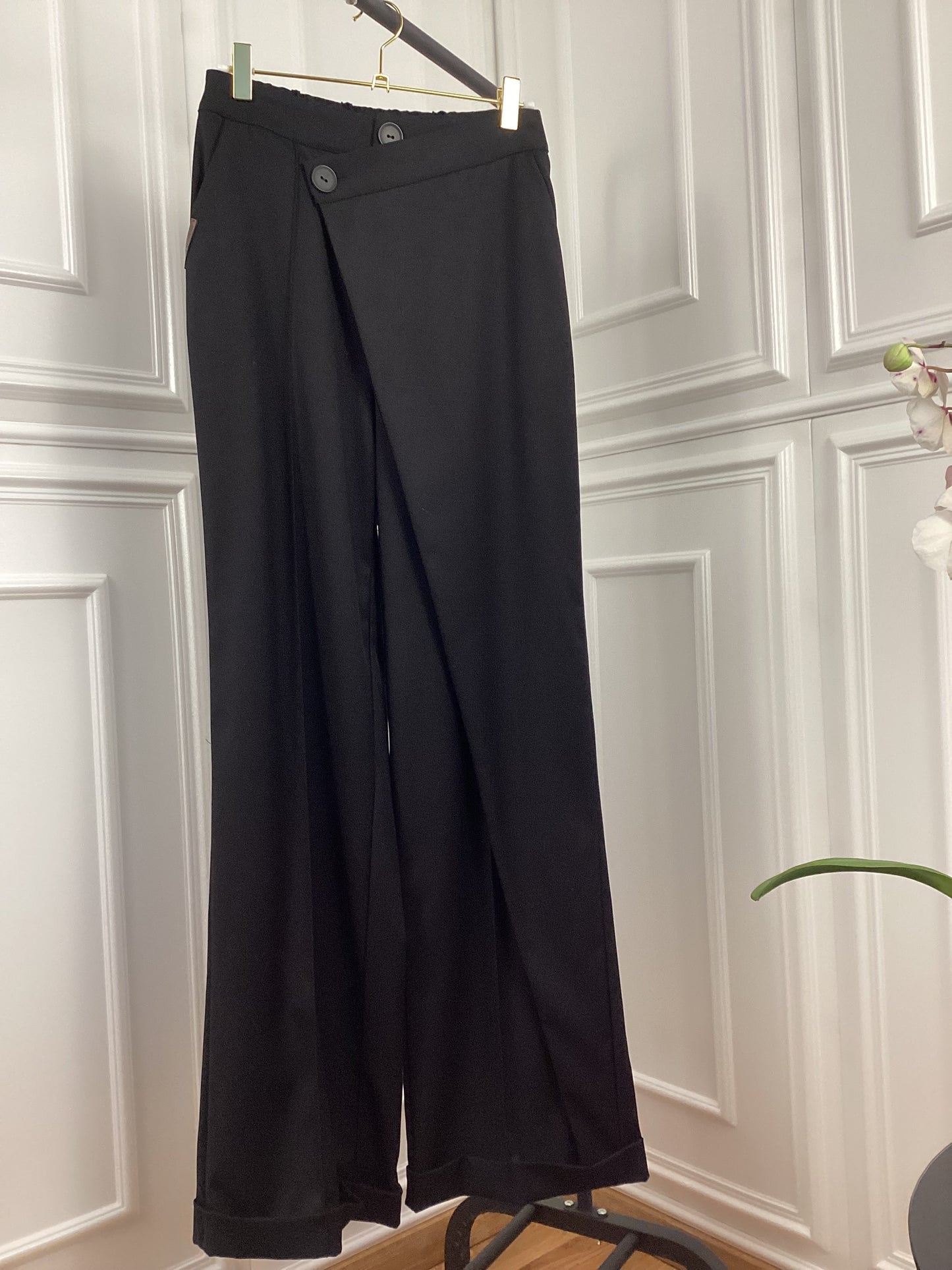 Super schöne Hose Cross Over Knopf black
